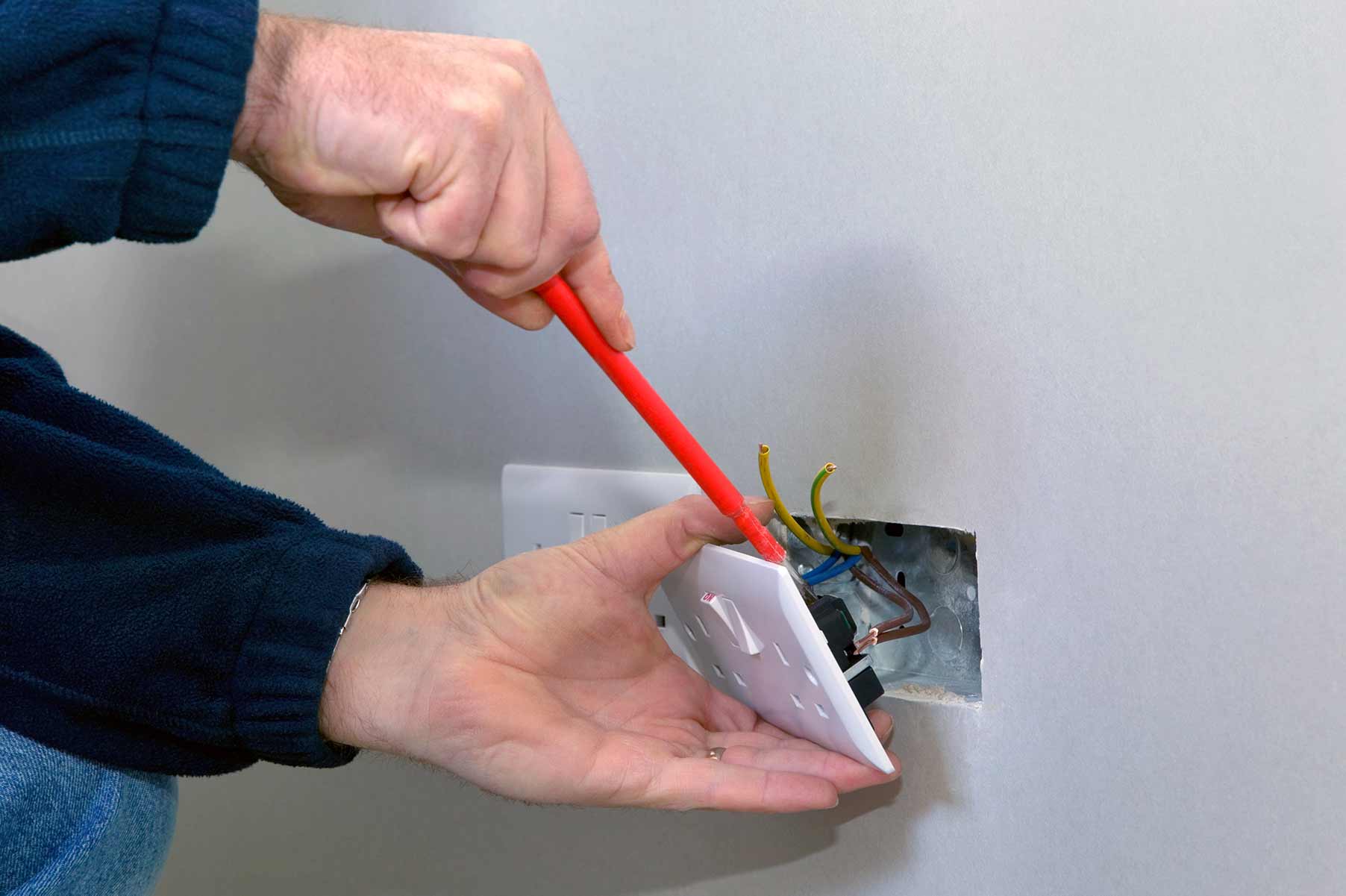 Our electricians can install plug sockets for domestic and commercial proeprties in Hoxton and the local area. 